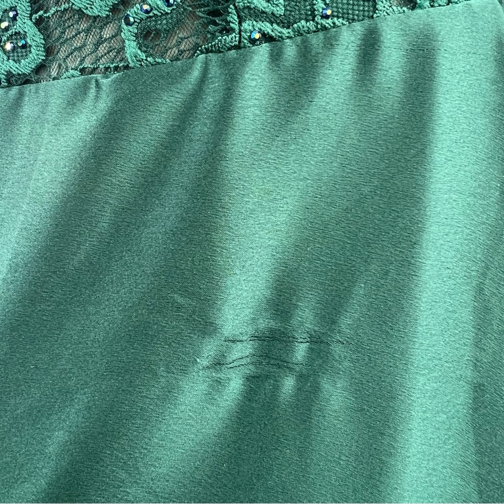 La Femme Dress/Gown Style 29760 in Emerald Green size 4 - Picture 10 of 10